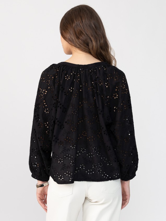 Blusa com Bordado Inglês Floral