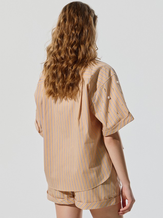 Camisa às Riscas com Aplicações