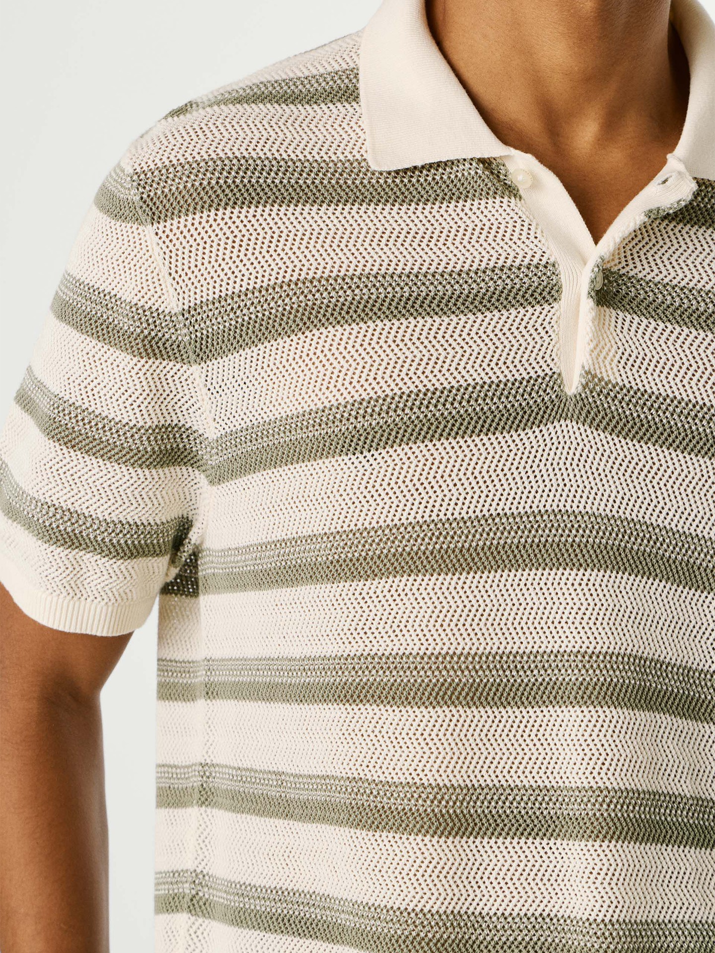 Polo com Padrão de Riscas