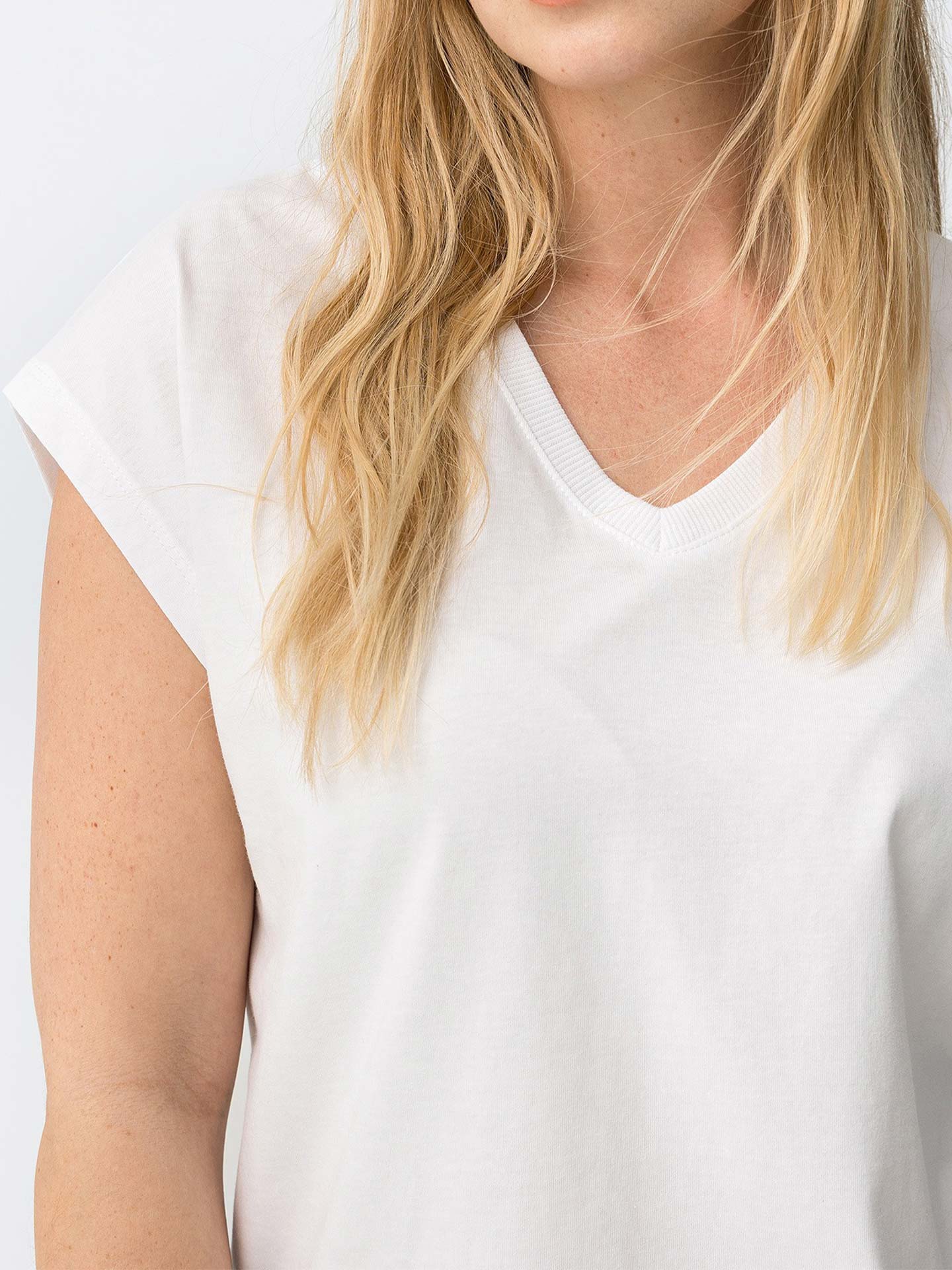 T-shirt com Decote em V