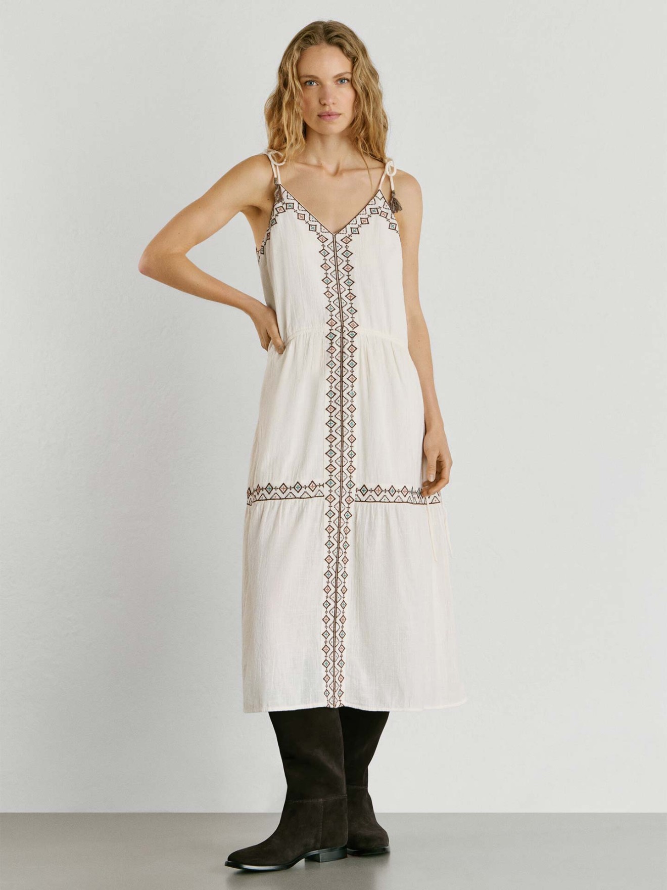 Vestido Comprido com Bordados