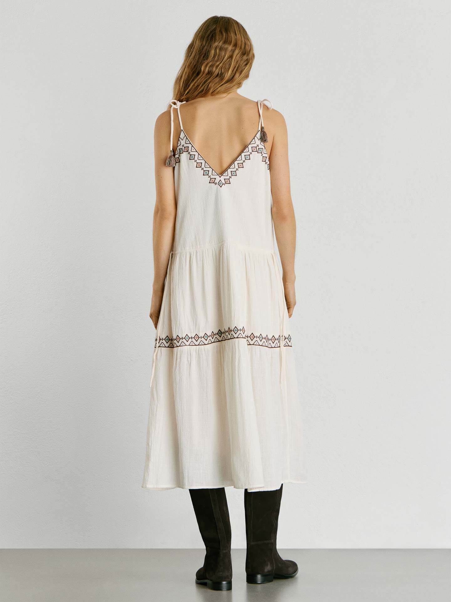 Vestido Comprido com Bordados