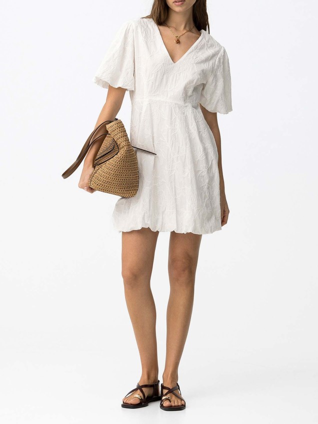 Vestido Curto com Bordado Floral