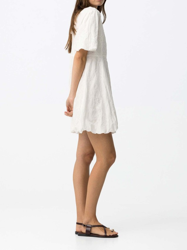 Vestido Curto com Bordado Floral