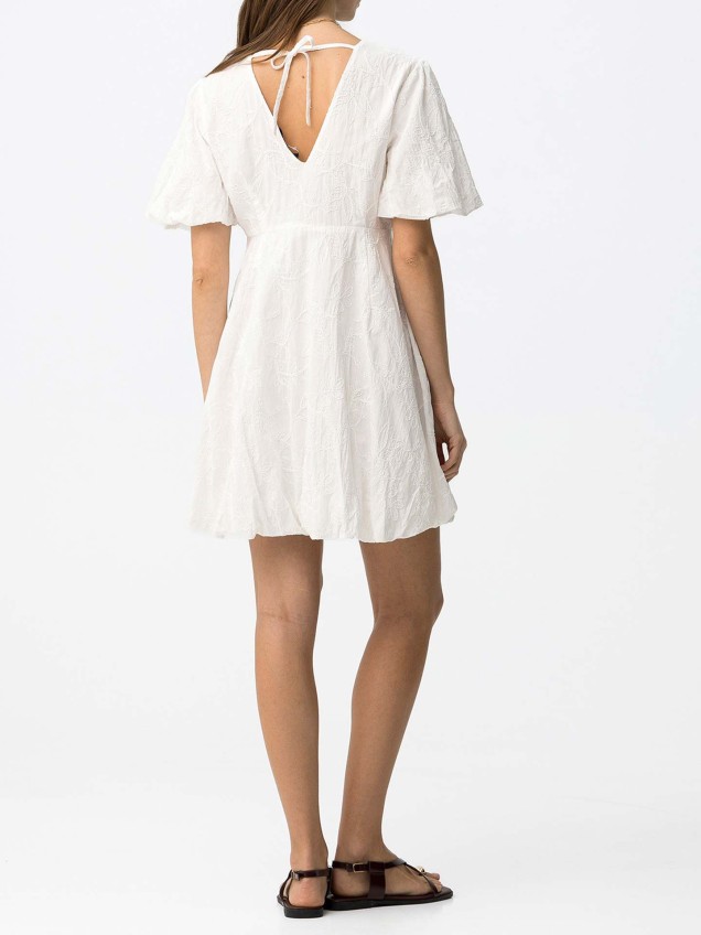 Vestido Curto com Bordado Floral