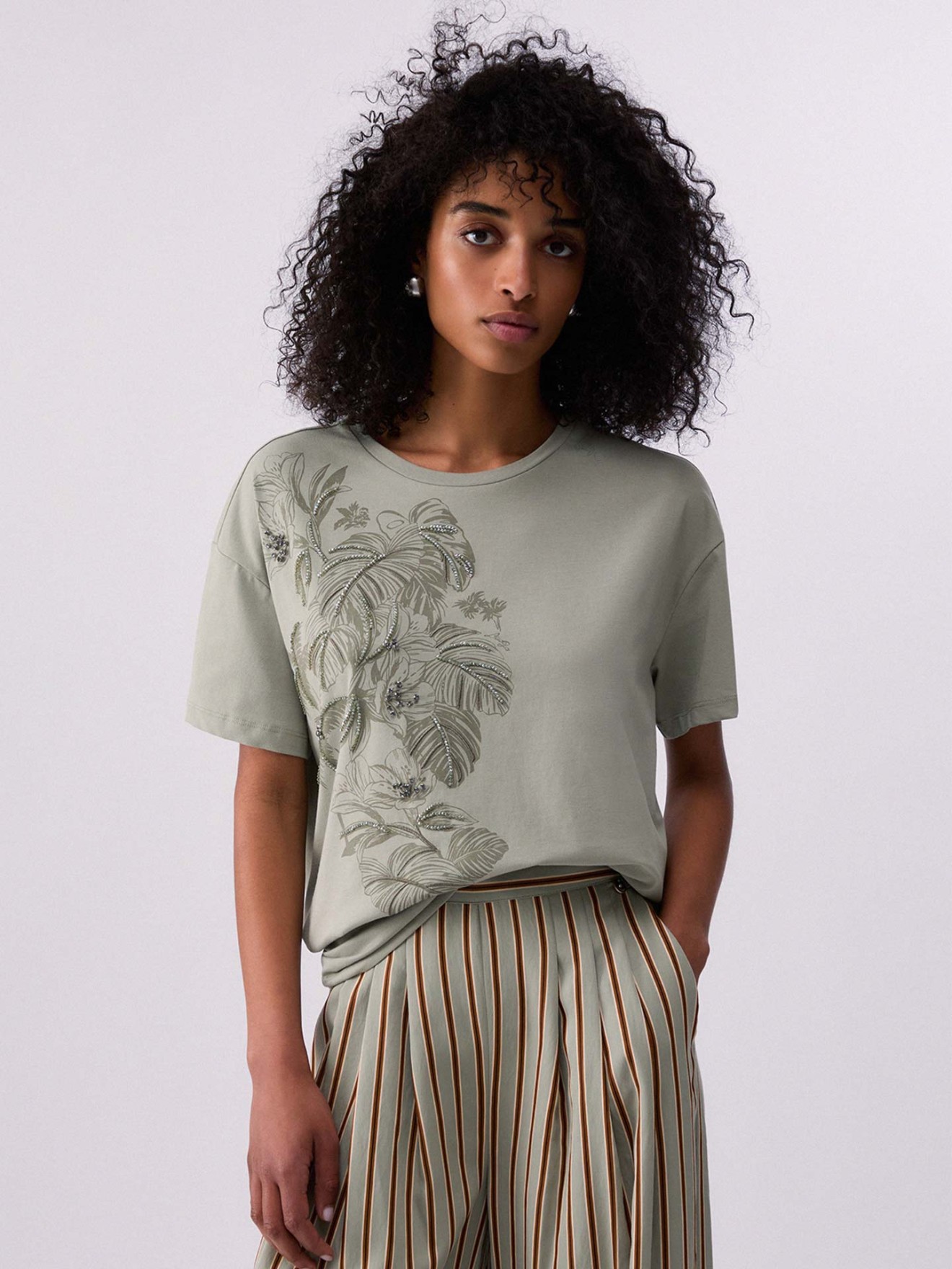 T-shirt Oversized com Pedraria