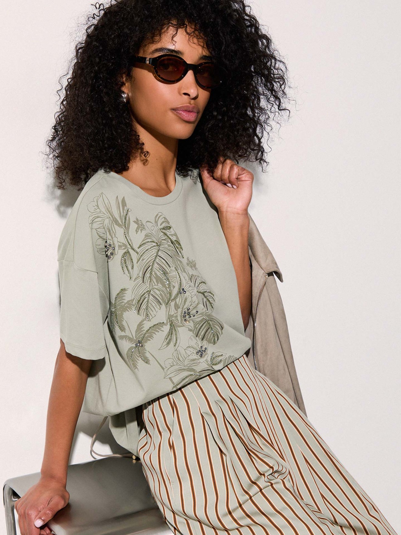 T-shirt Oversized com Pedraria