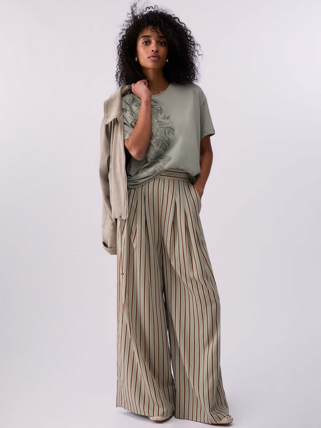 T-shirt Oversized com Pedraria