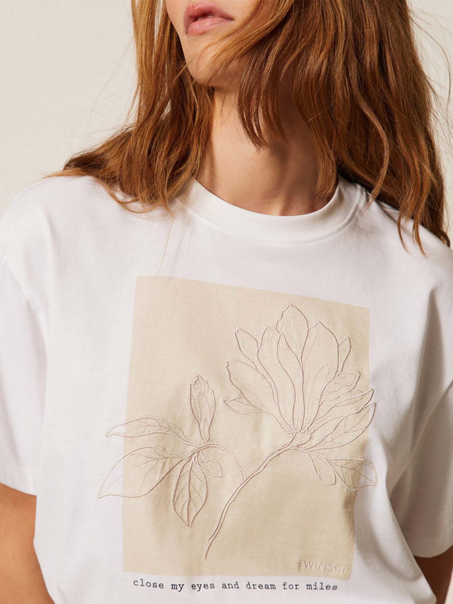 T-shirt com Estampado e Bordado