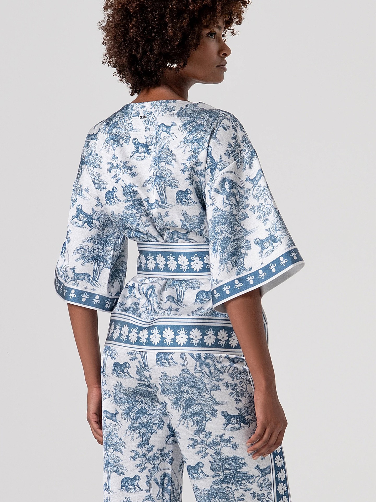 Casaco Estilo Kimono com Cinto