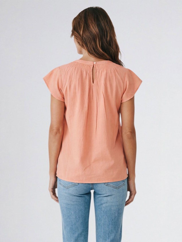 Blusa com Detalhe Bordado