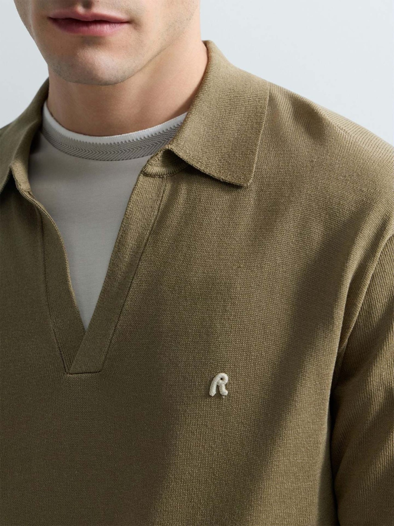 Polo de Malha com Decote em V