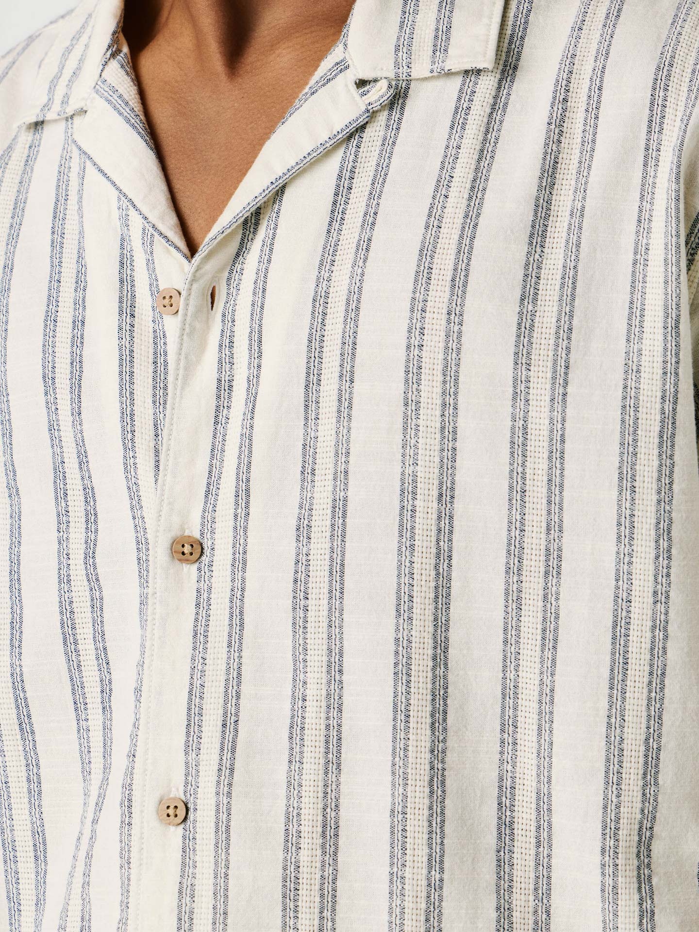 Camisa às Riscas Verticais