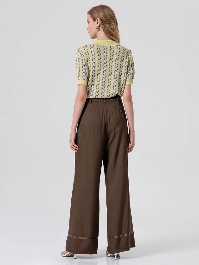 Calça de Perna Larga e Pespontos