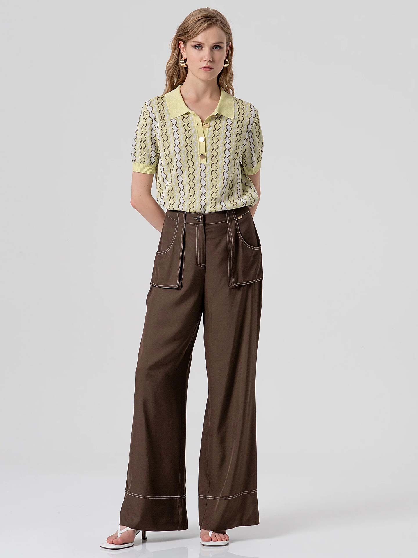 Calça de Perna Larga e Pespontos
