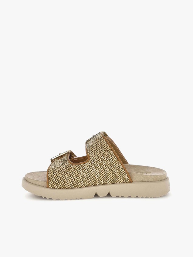 Chinelas com Tiras e Fivelas