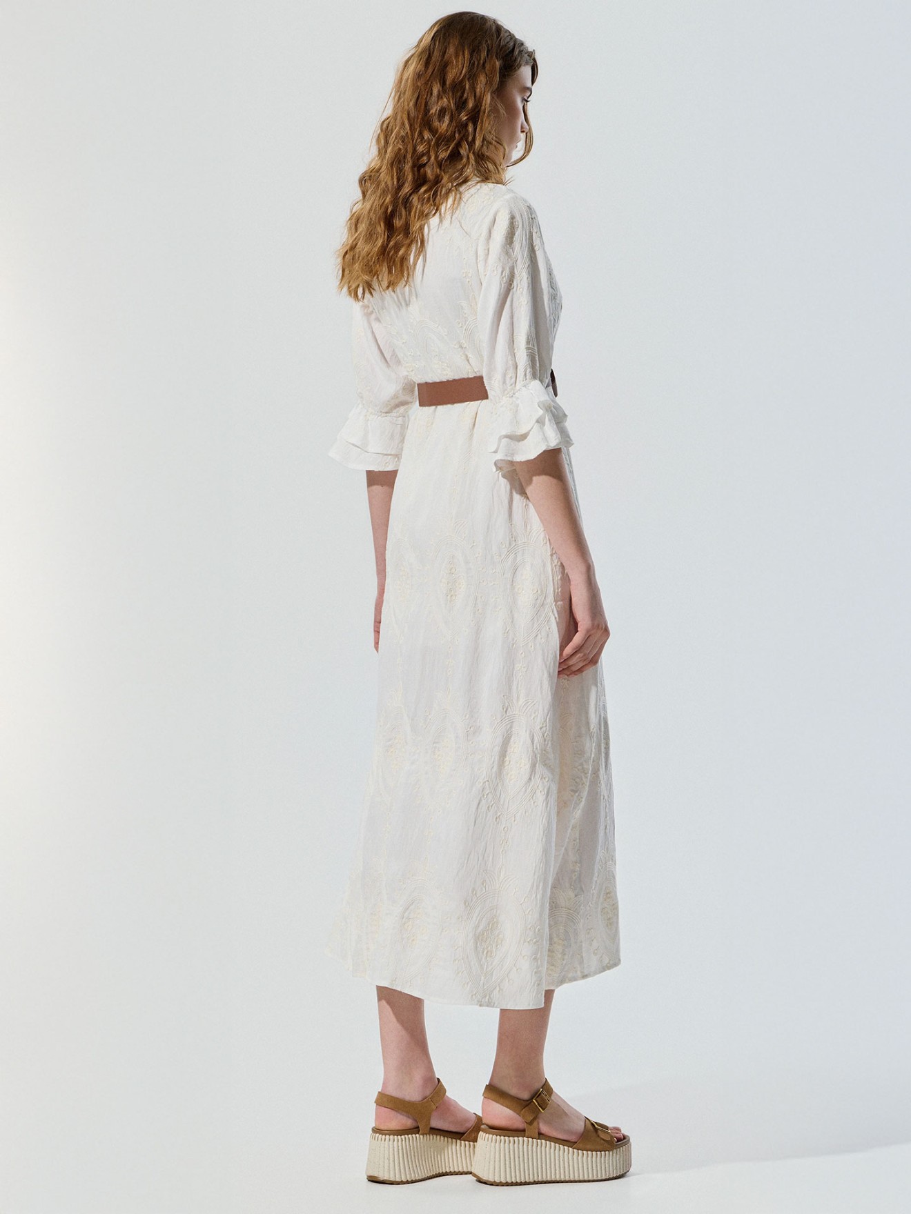 Vestido Camiseiro Midi com Detalhes Bordados