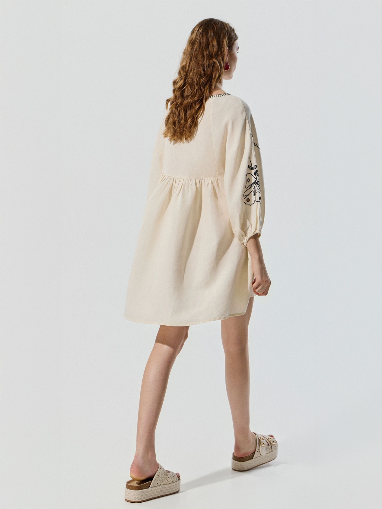 Vestido Curto com Mangas Bal�o