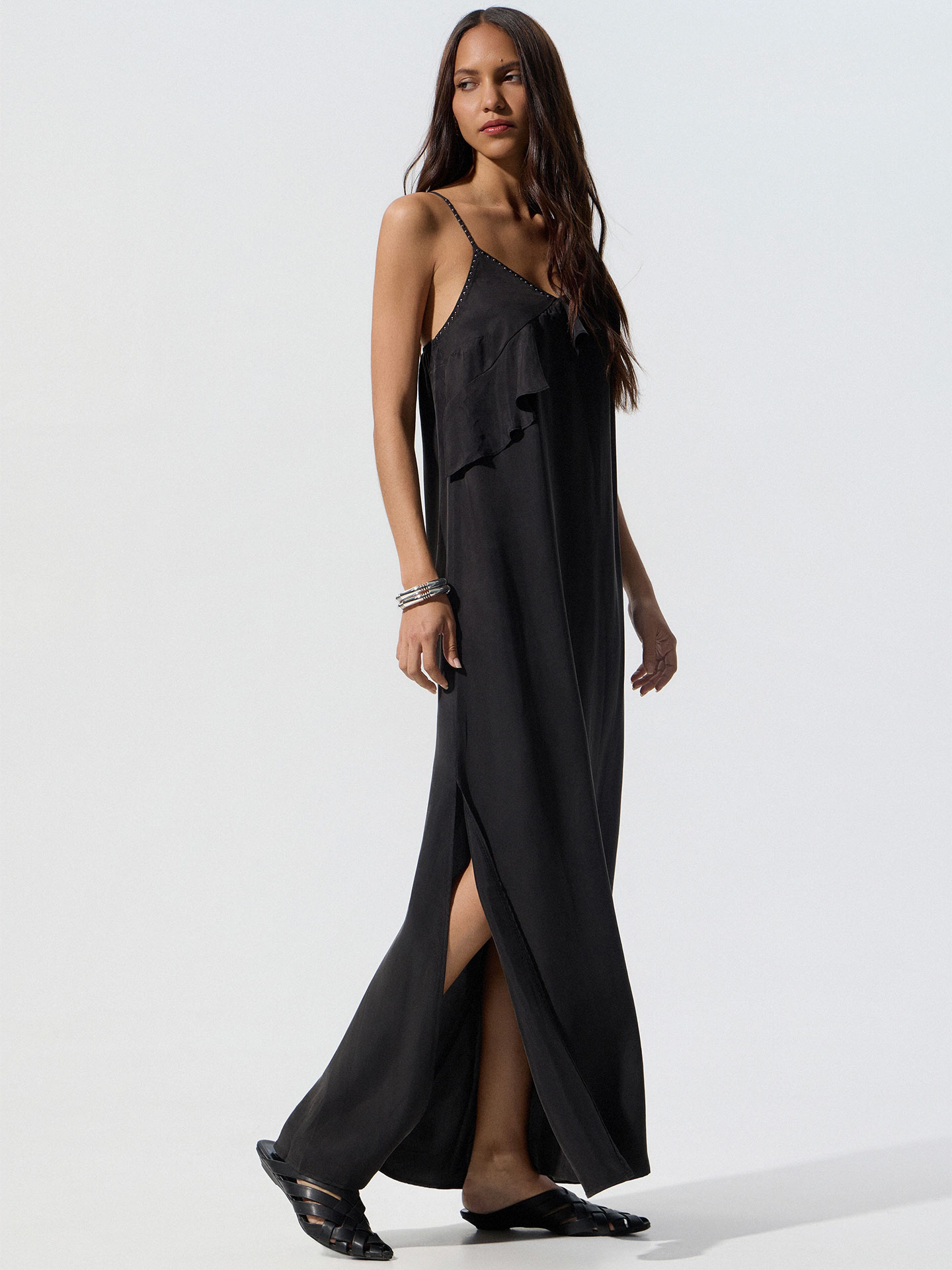 Vestido Comprido com Folhos e Tachas