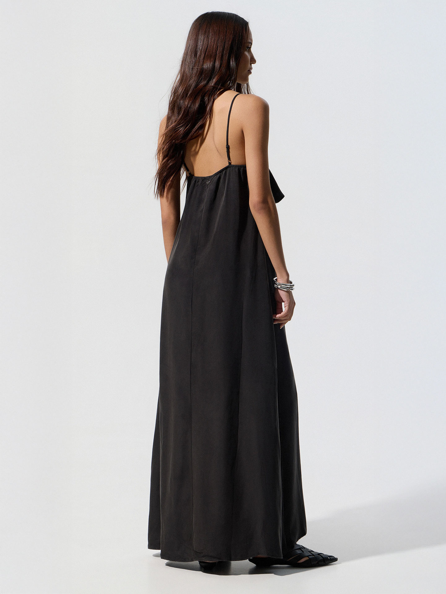 Vestido Comprido com Folhos e Tachas