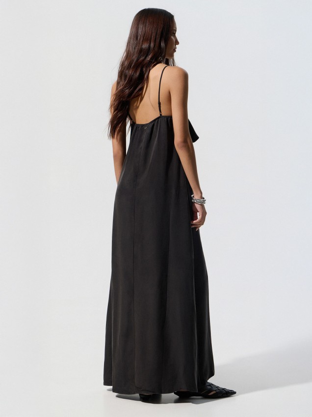 Vestido Comprido com Folhos e Tachas