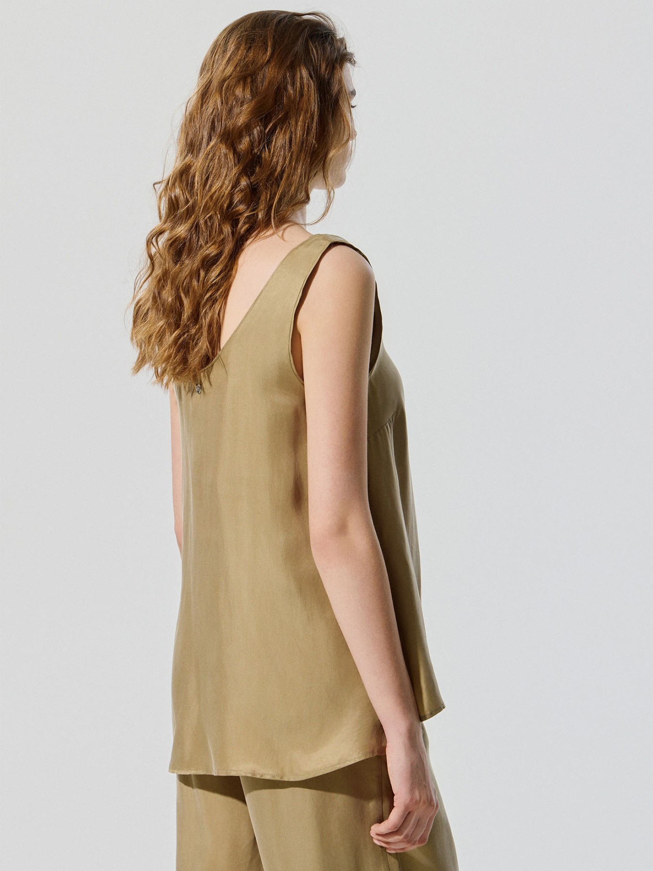 Blusa com Acabamento Acetinado