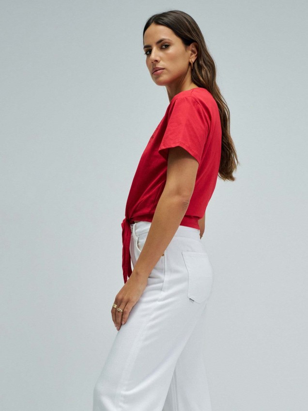 T-shirt com Nó Frontal e Bordados