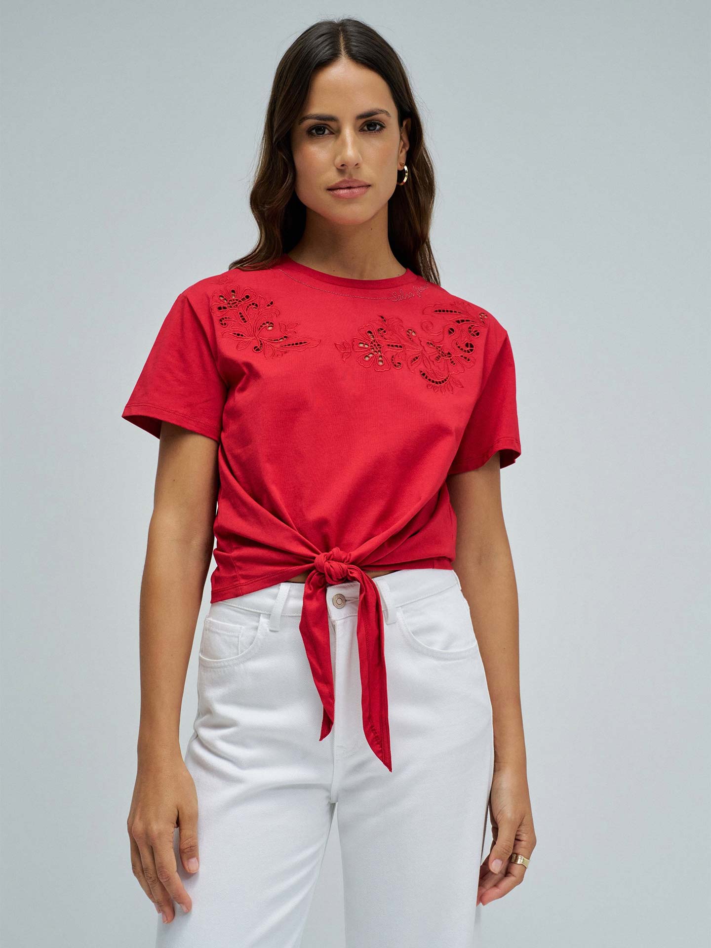 T-shirt com Nó Frontal e Bordados