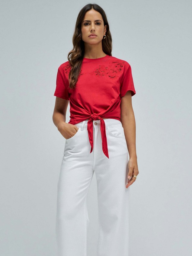 T-shirt com Nó Frontal e Bordados
