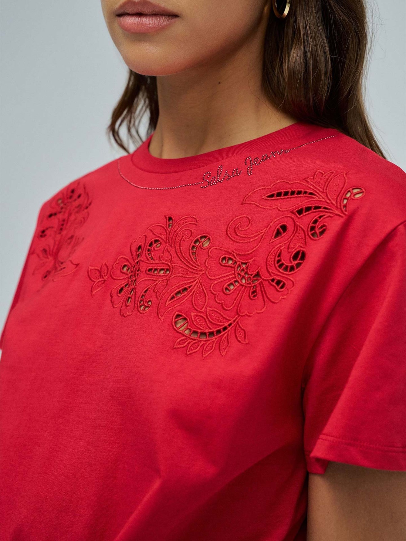 T-shirt com Nó Frontal e Bordados