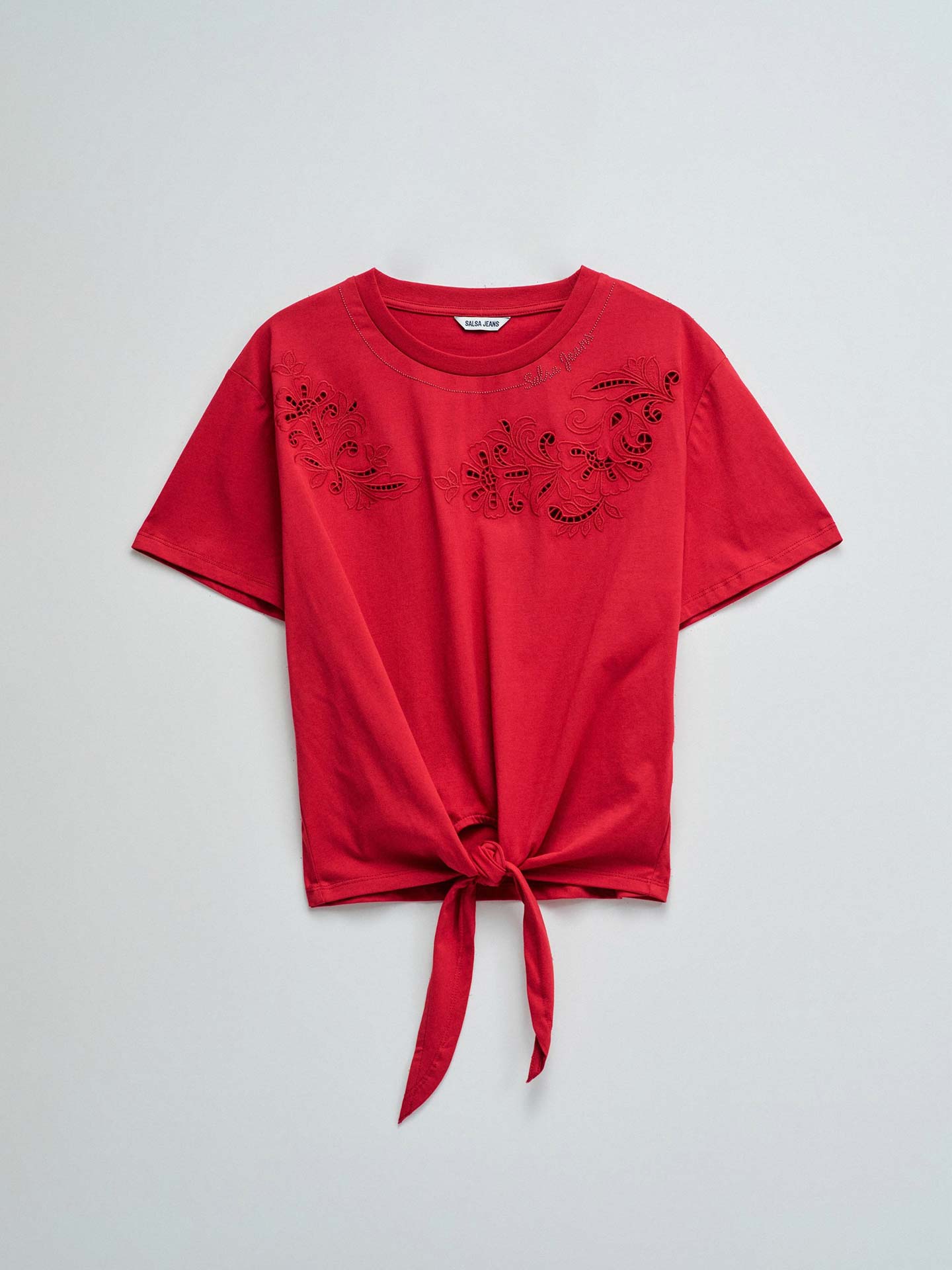 T-shirt com Nó Frontal e Bordados