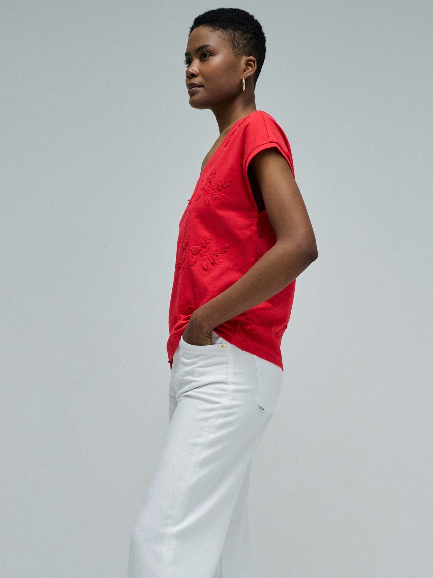 T-shirt com Bordados Florais