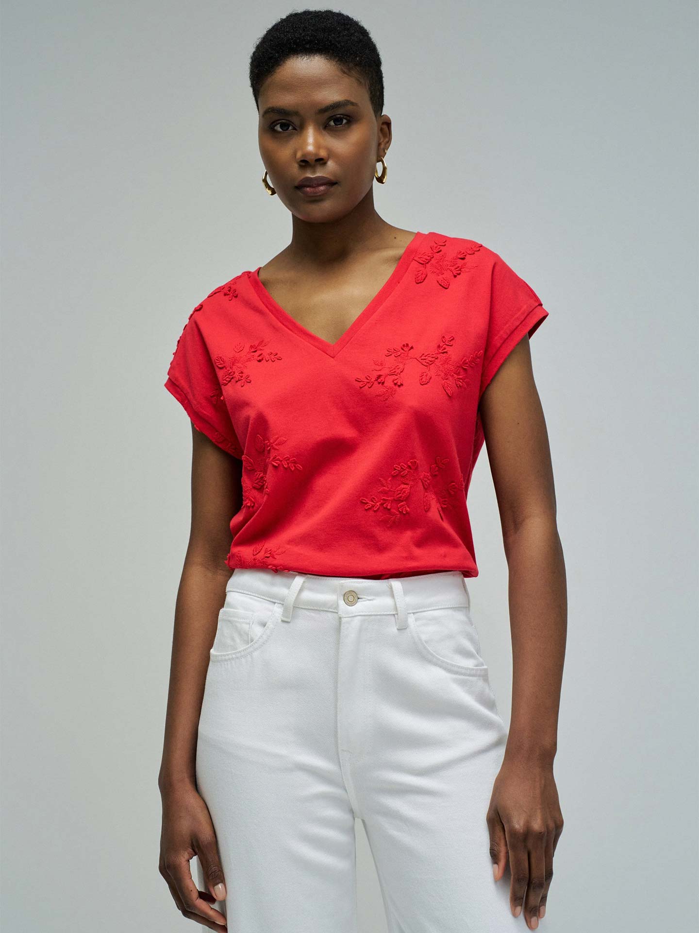 T-shirt com Bordados Florais