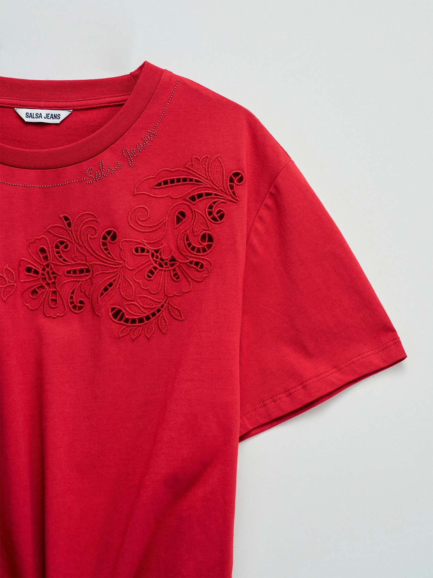 T-shirt com Nó Frontal e Bordados