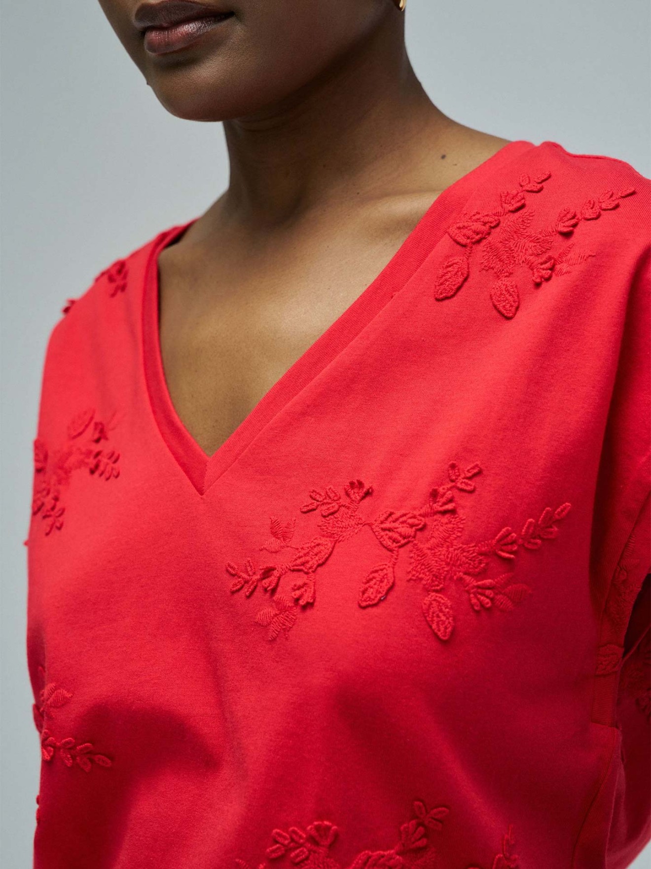 T-shirt com Bordados Florais