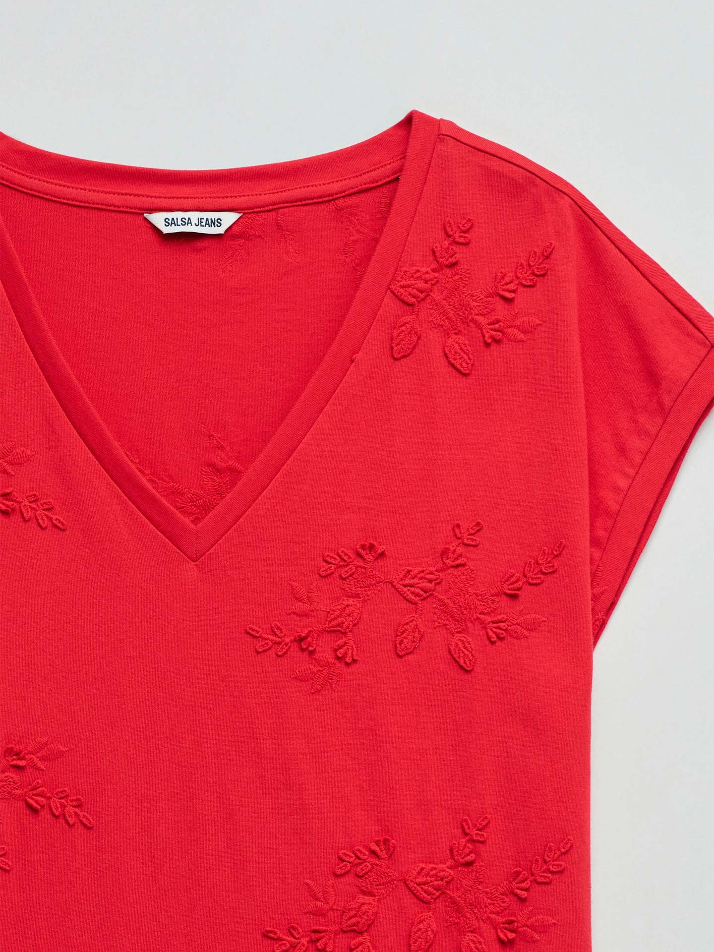 T-shirt com Bordados Florais