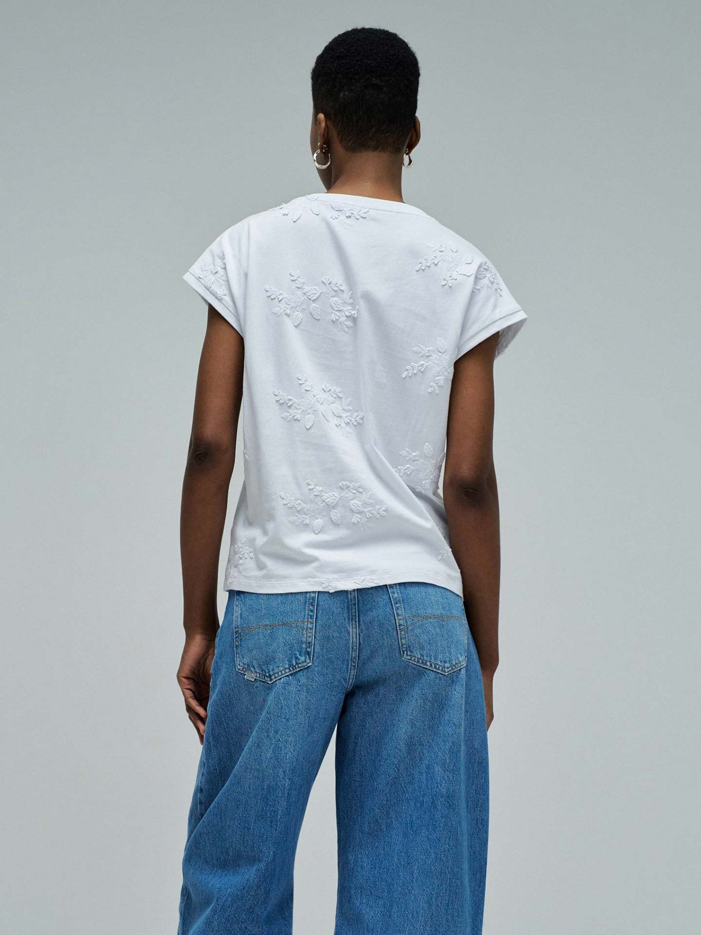 T-shirt com Bordados Florais