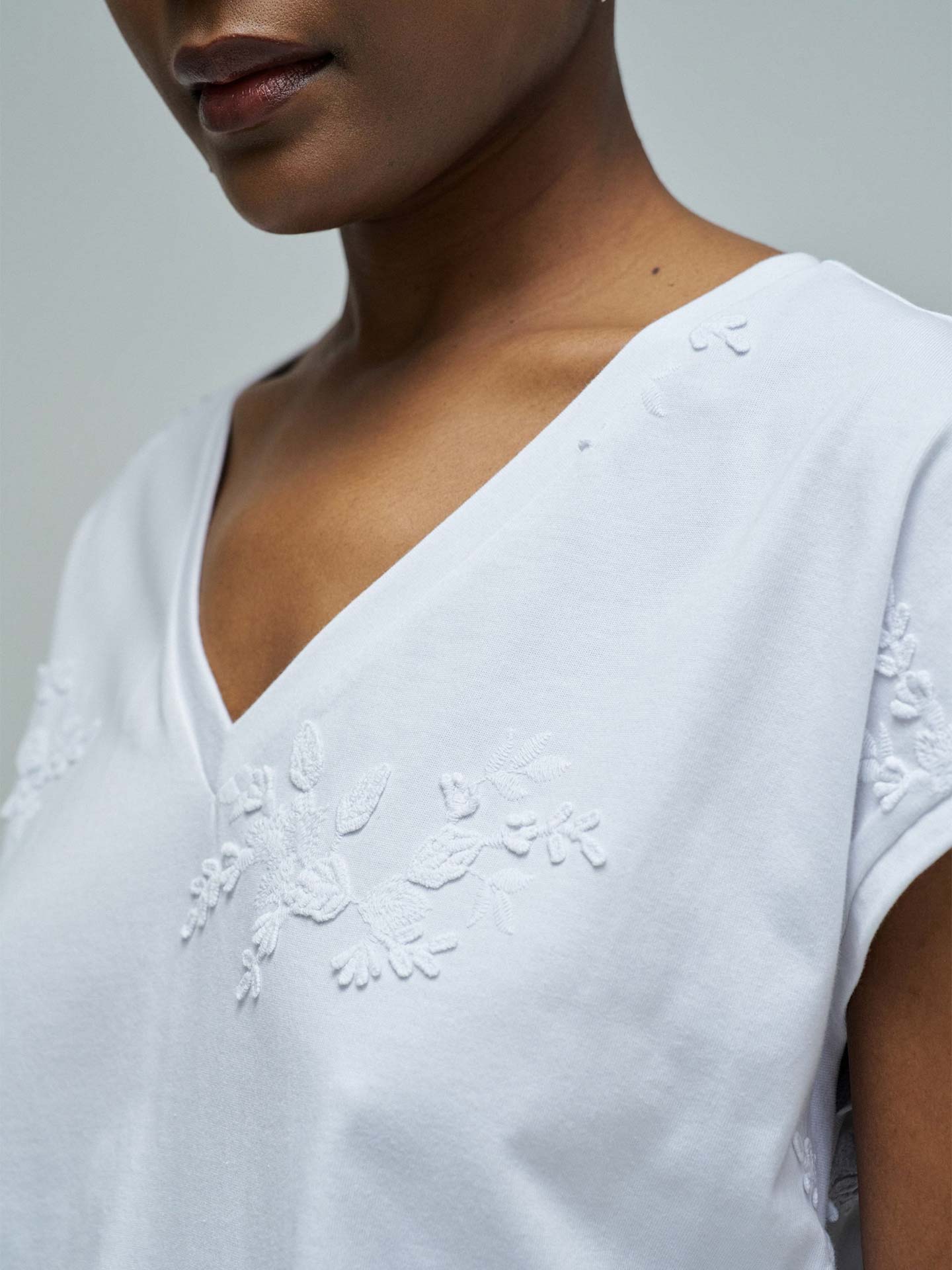 T-shirt com Bordados Florais