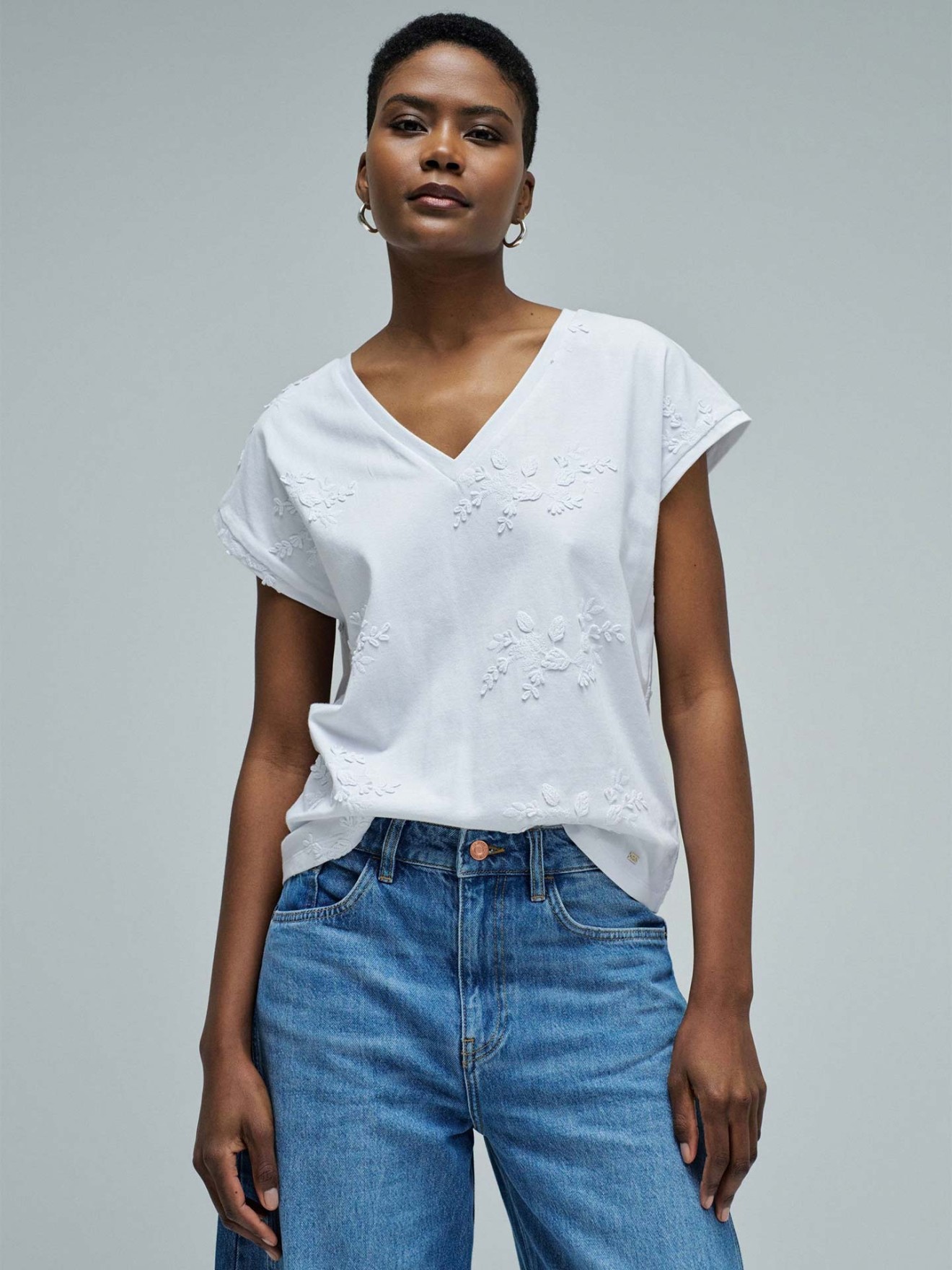 T-shirt com Bordados Florais