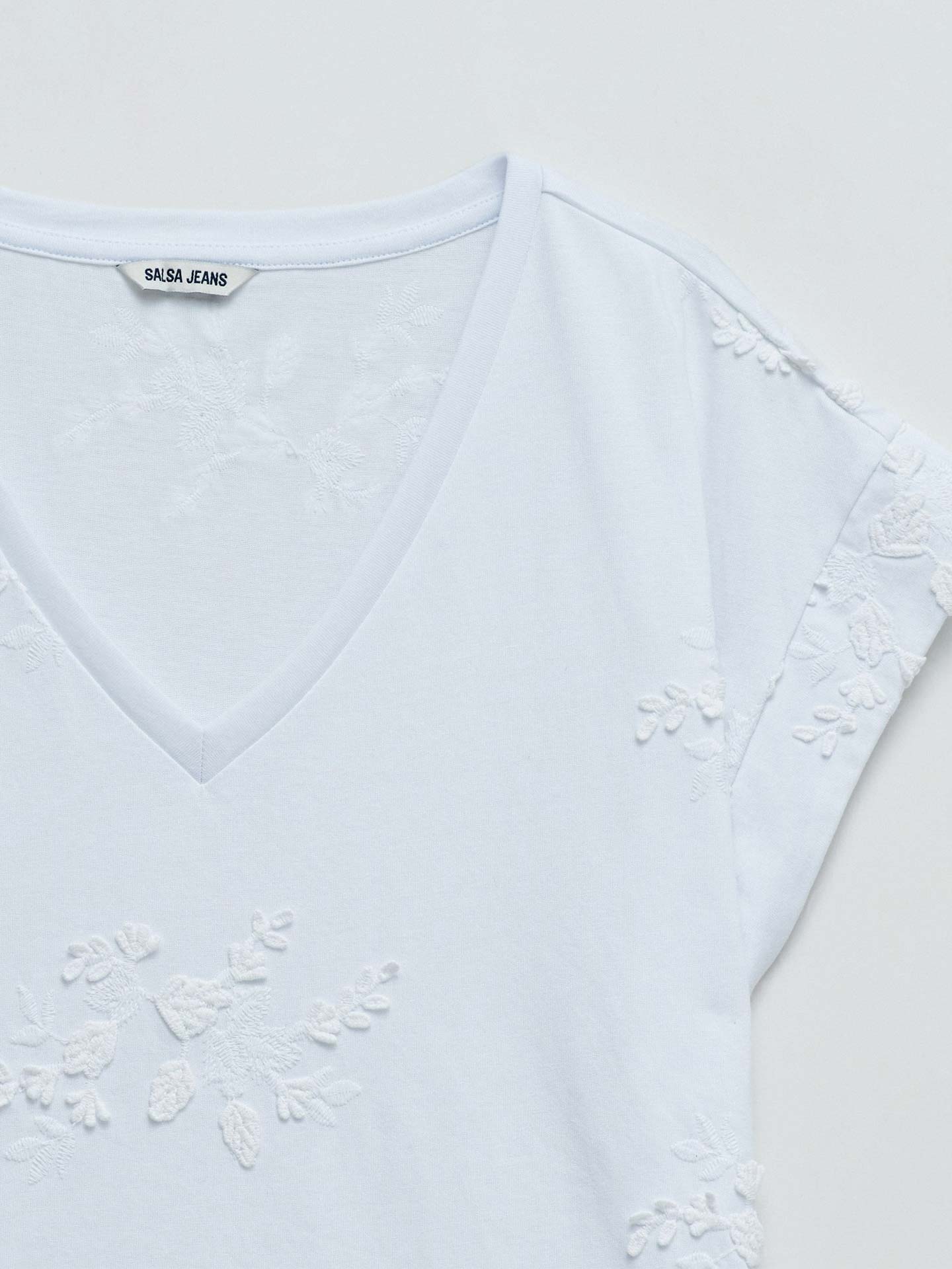 T-shirt com Bordados Florais