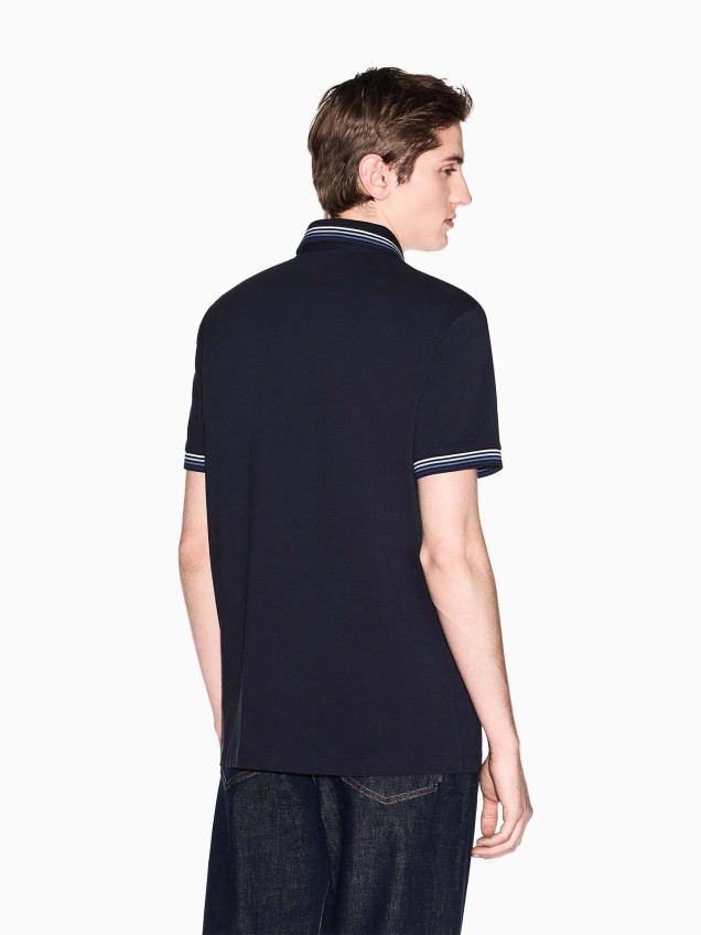 Polo Piqué com Detalhes Contrastantes