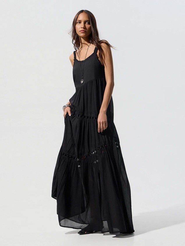 Vestido Comprido com Detalhes Perfurados