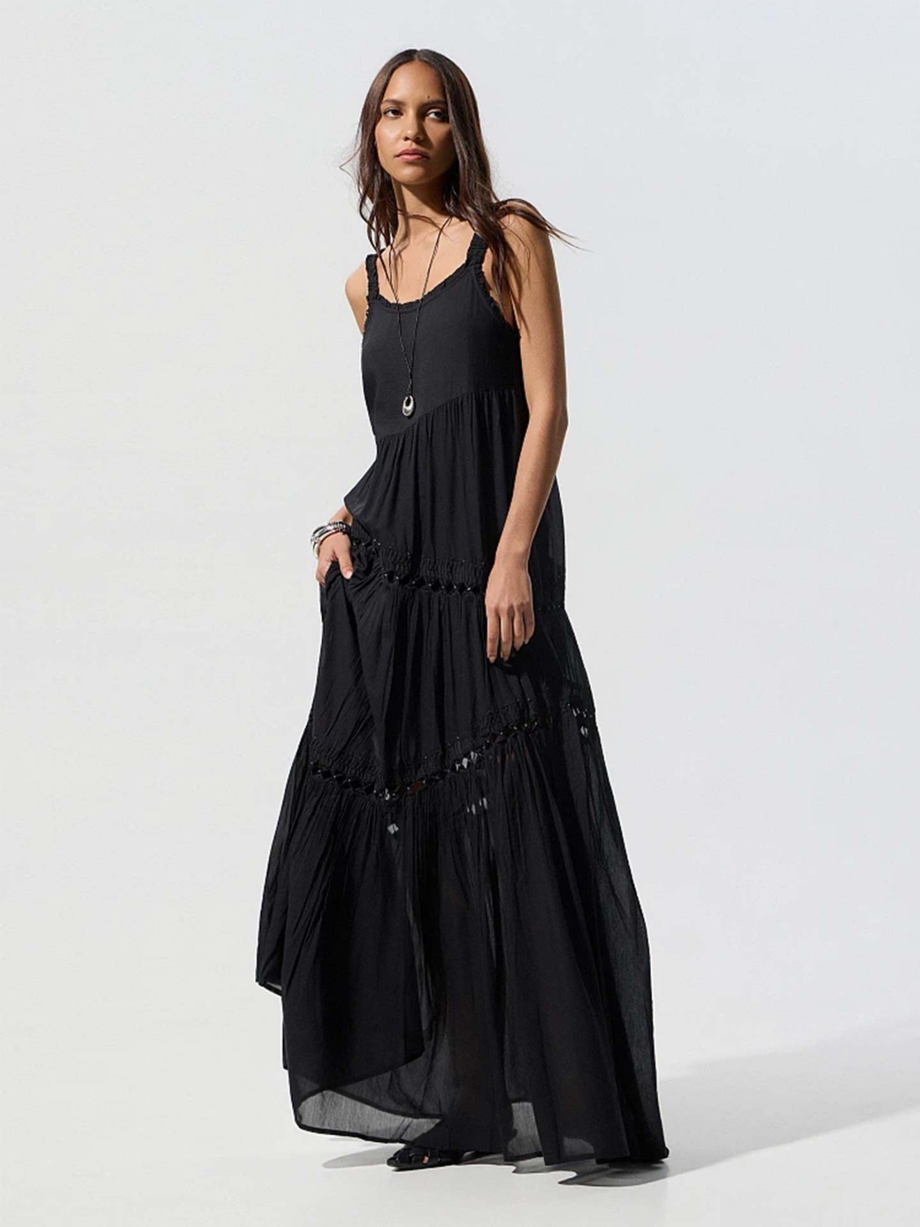 Vestido Comprido com Detalhes Perfurados