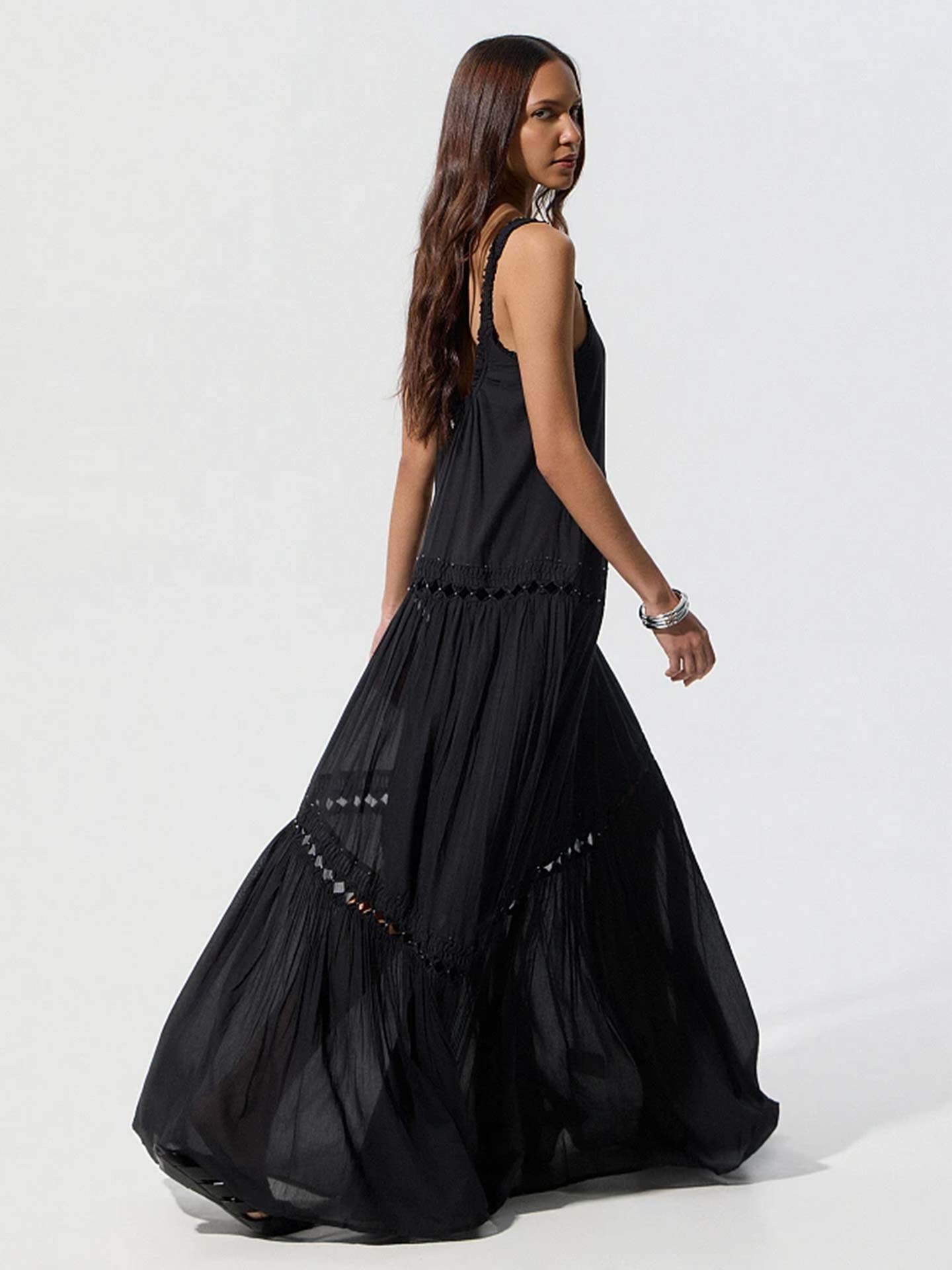 Vestido Comprido com Detalhes Perfurados