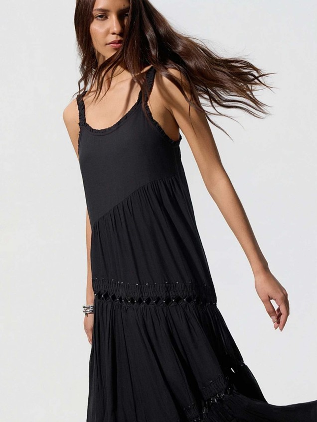 Vestido Comprido com Detalhes Perfurados