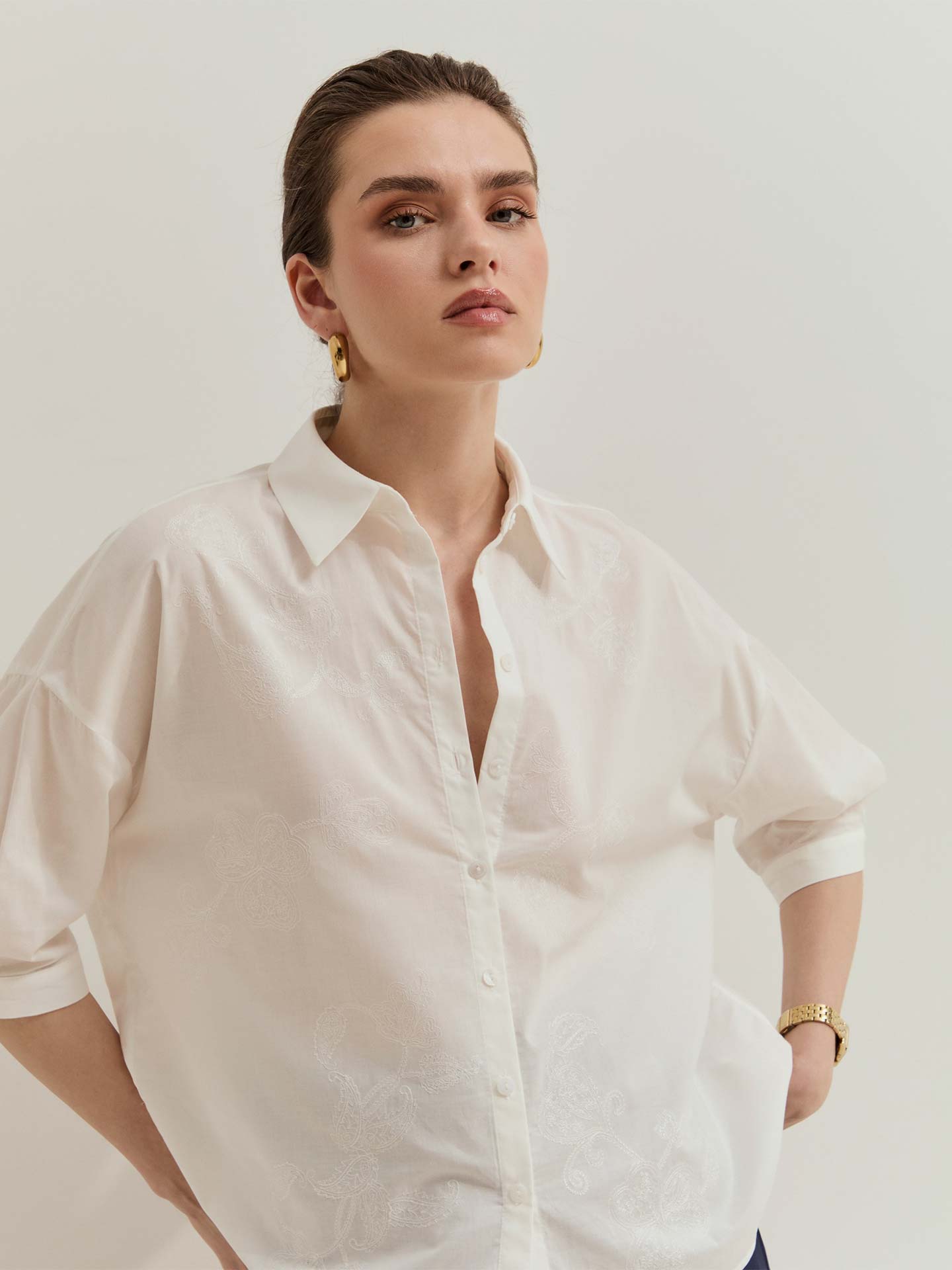 Camisa com Bordado Floral