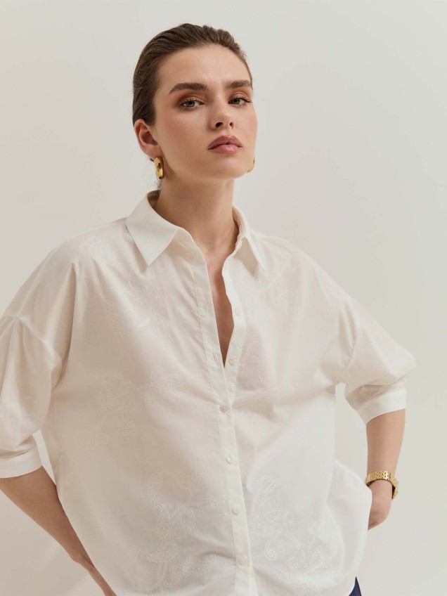 Camisa com Bordado Floral