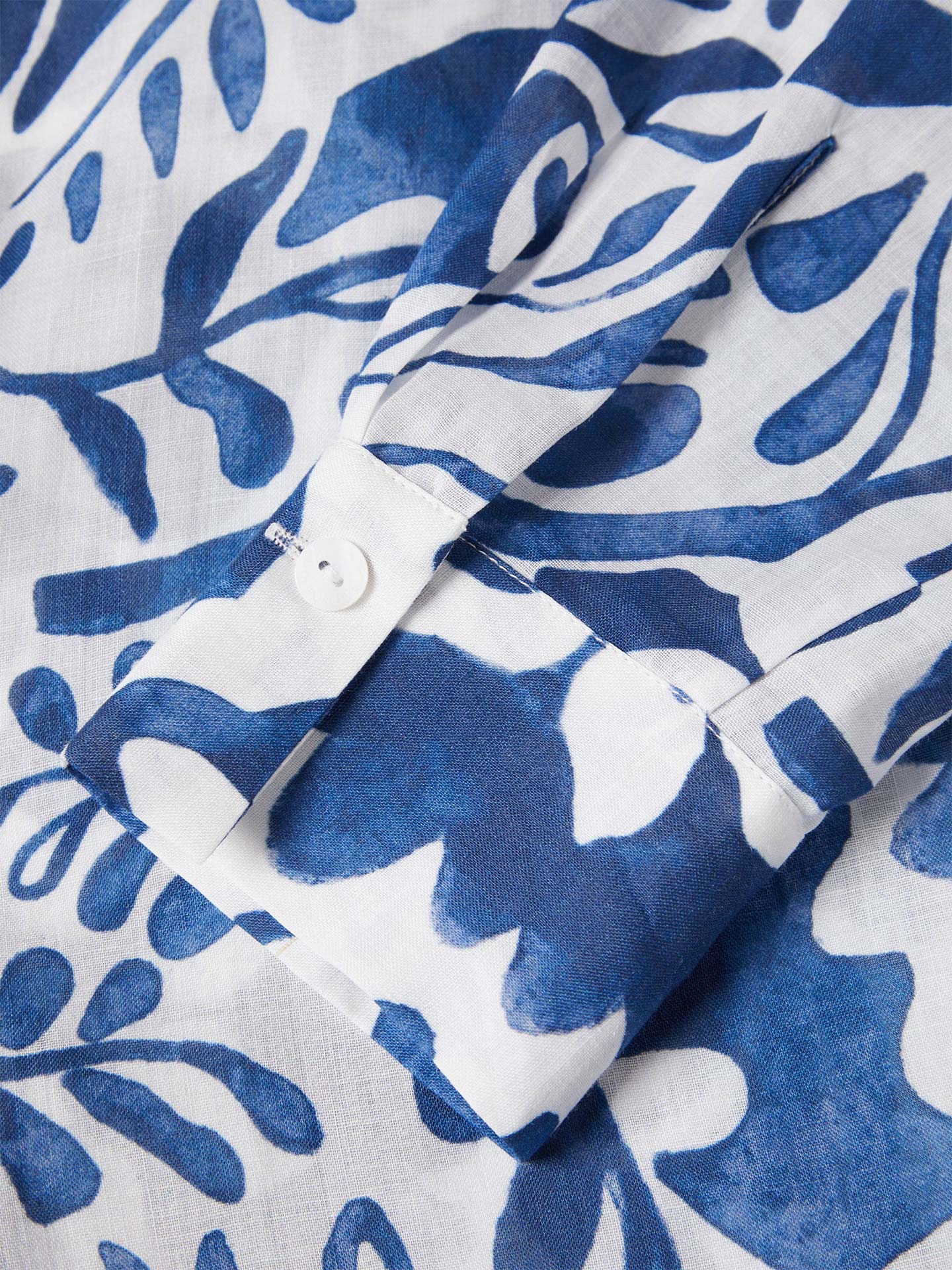 Camisa com Estampado de Folhas