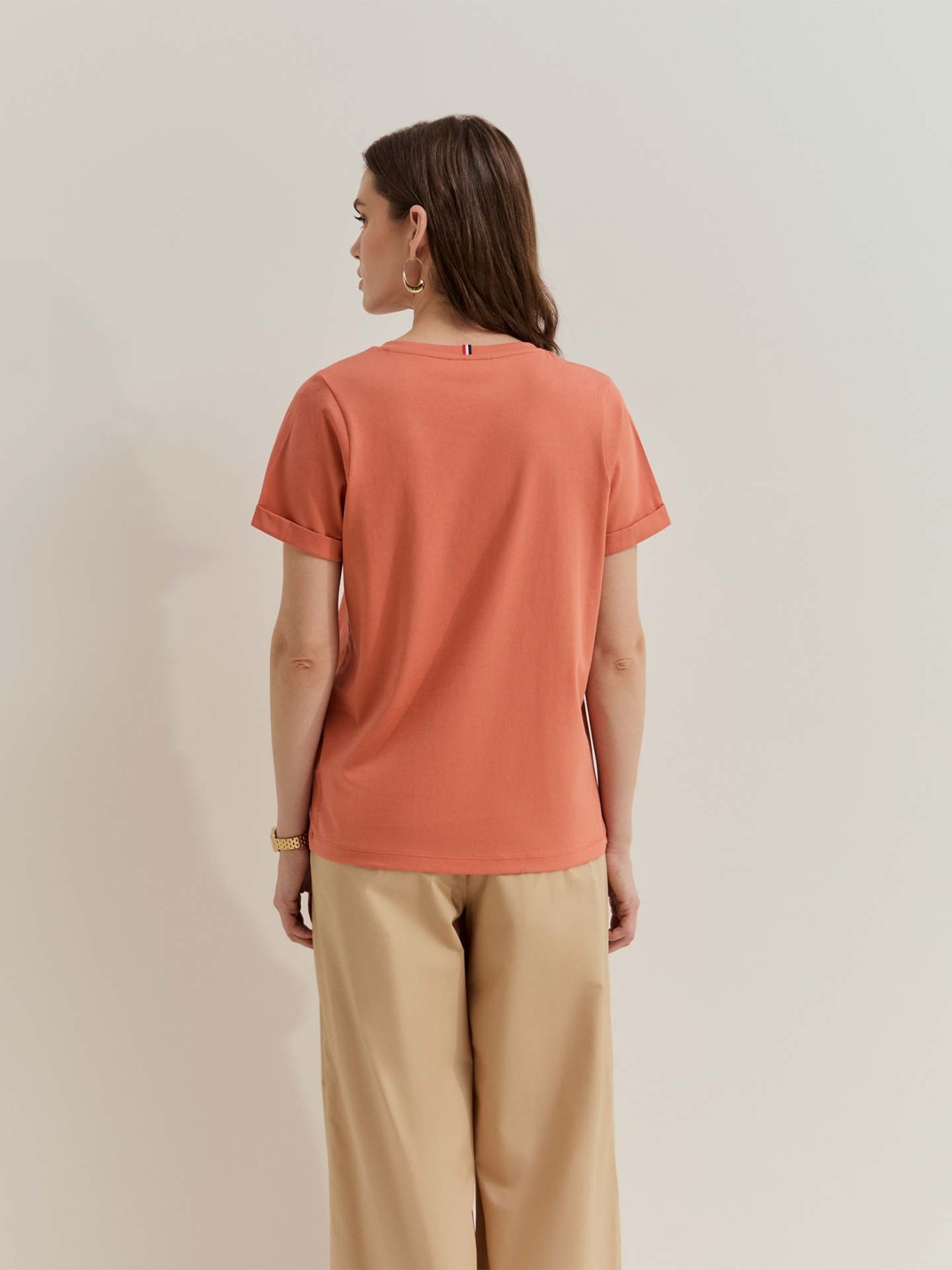 T-shirt com Decote em V