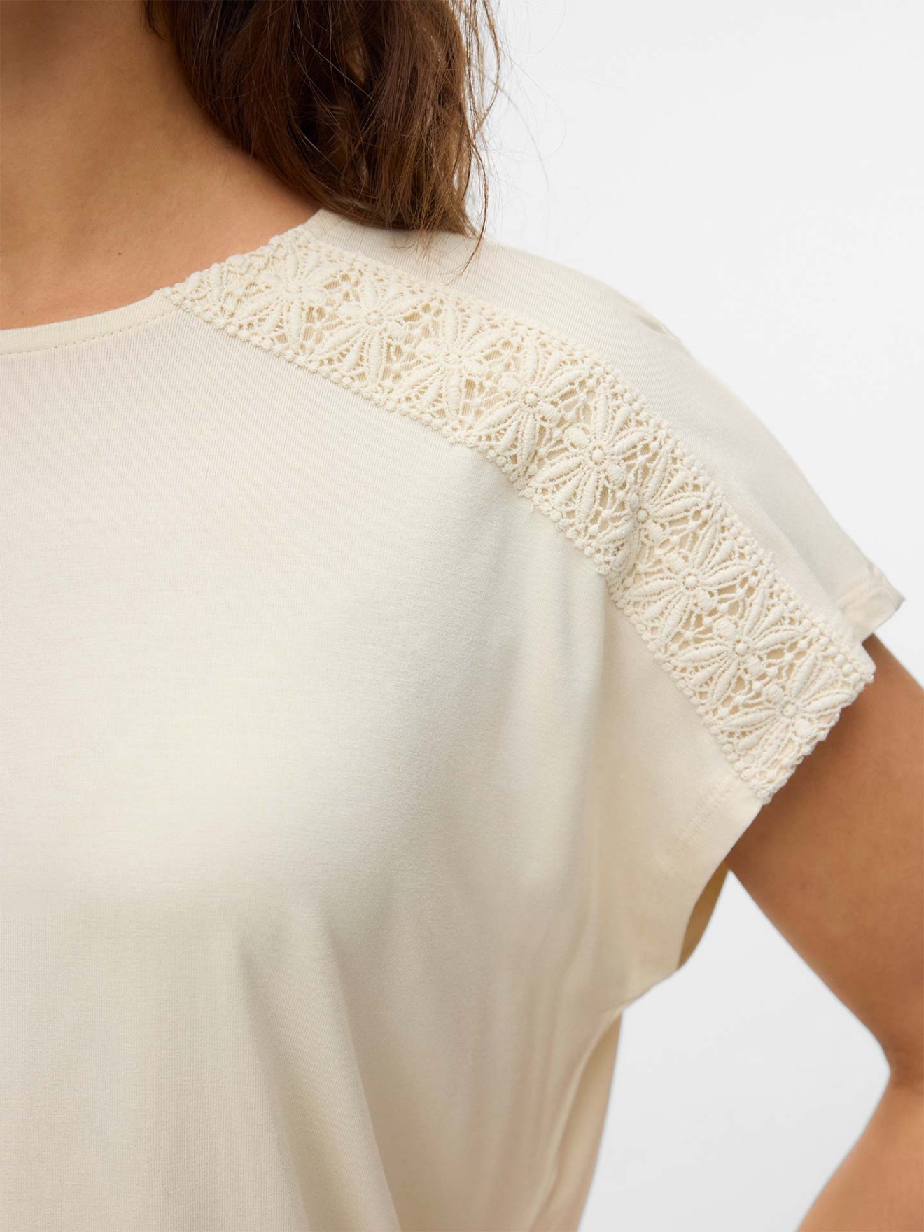 T-shirt com Detalhe de Renda